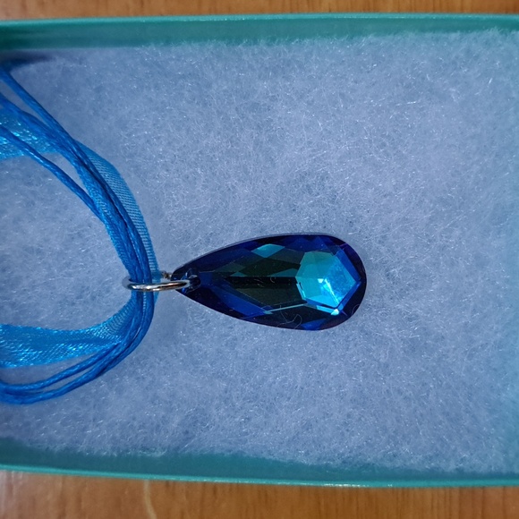 Cool Waterfall Crystal Marquise Necklace - Picture 3 of 6